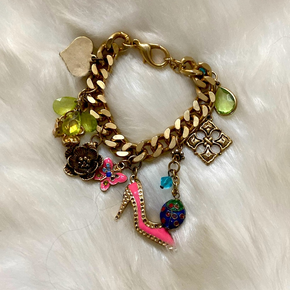 Cute charm bracelet with engravable heart charm attached